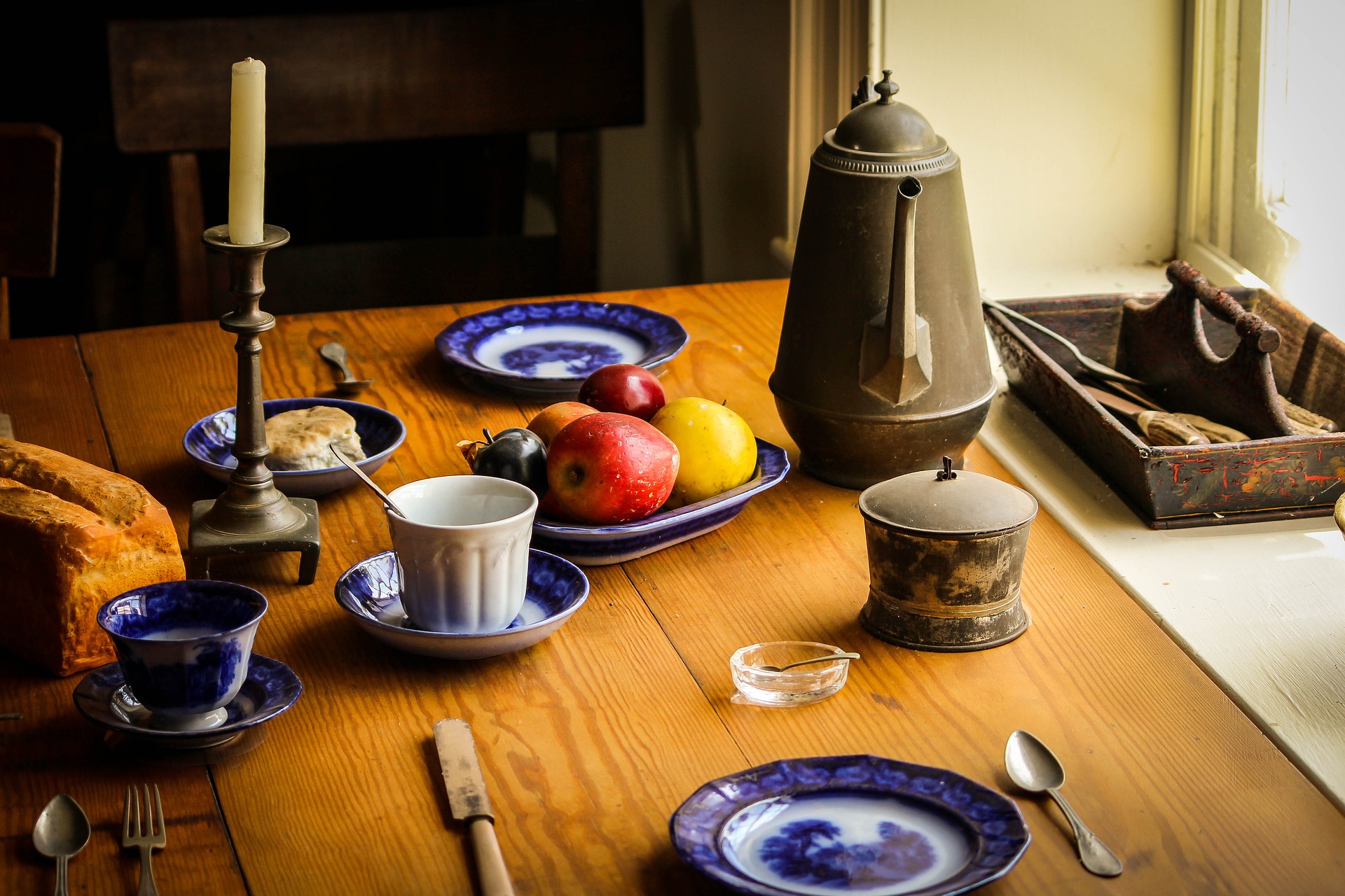 mesa posta para chá da tarde em lista de utensílios de cozinha