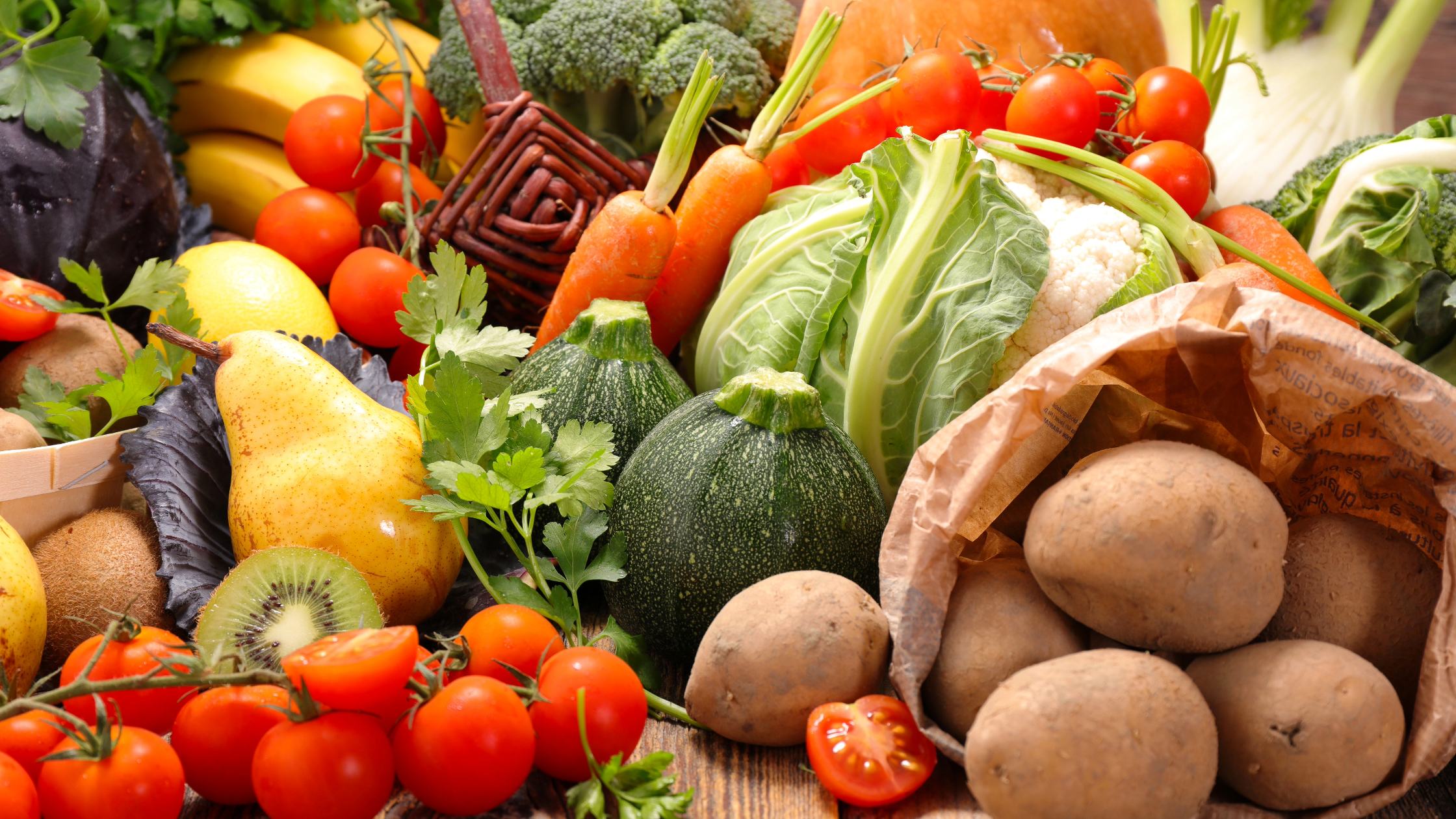foto com vários alimentos para ilustrar um guia prático de como conservar legumes e verduras