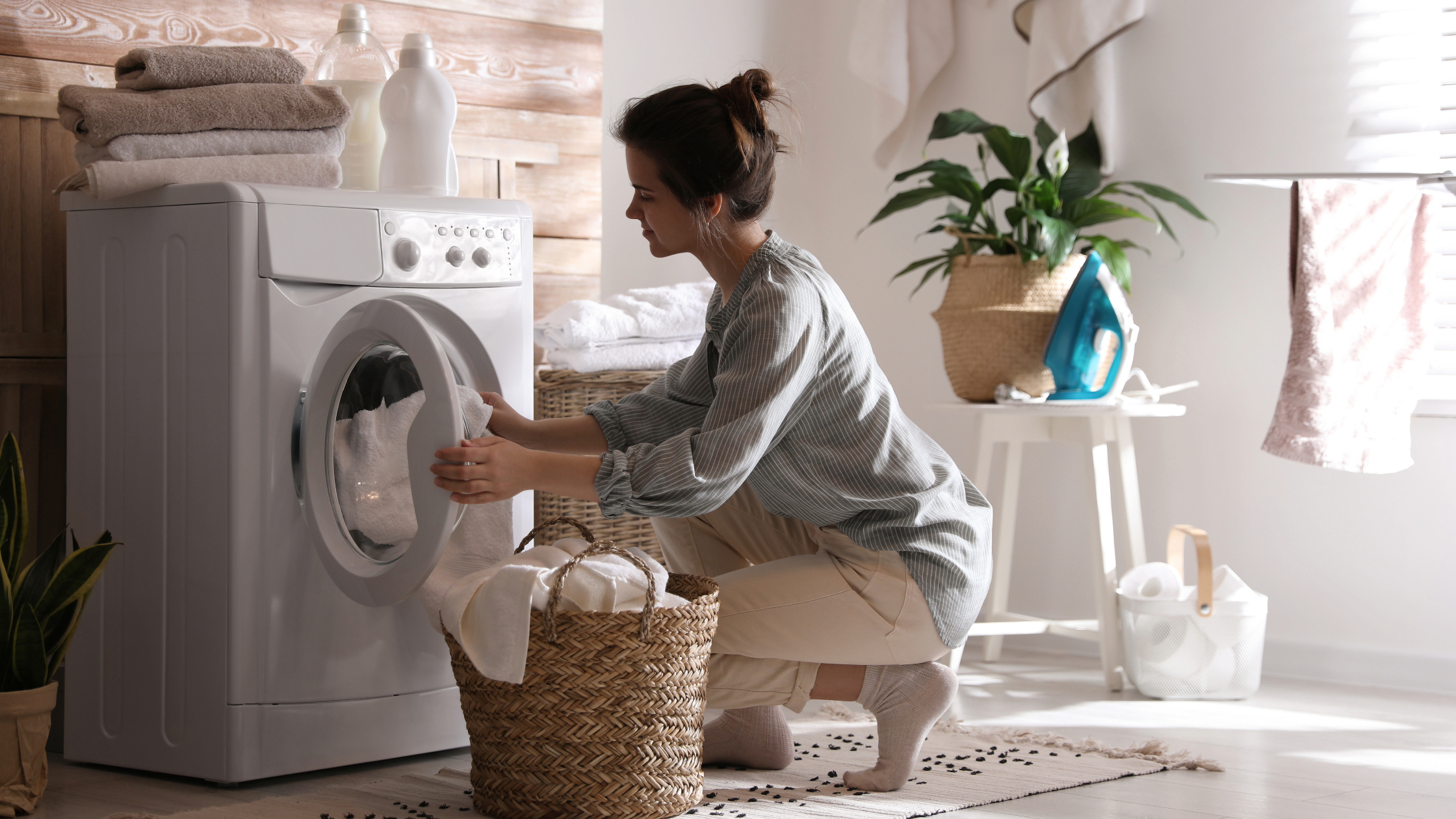 mulher lavando roupas e panos de prato na máquina