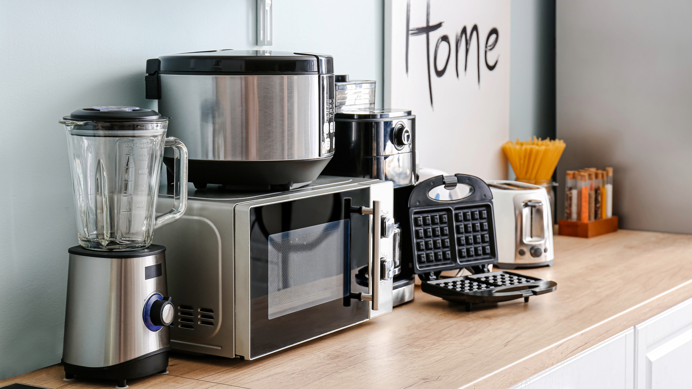 foto de bancada de cozinha com vários eletrodomésticos que não podem faltar em casa