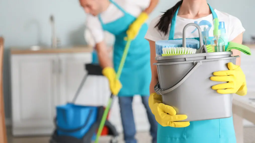 foto de mulheres limpando para ilustrar as dicas de limpeza profissional para sua cozinha